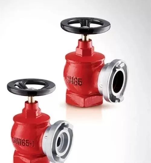 室內(nèi)消火栓箱內(nèi)一般應(yīng)配置什么？